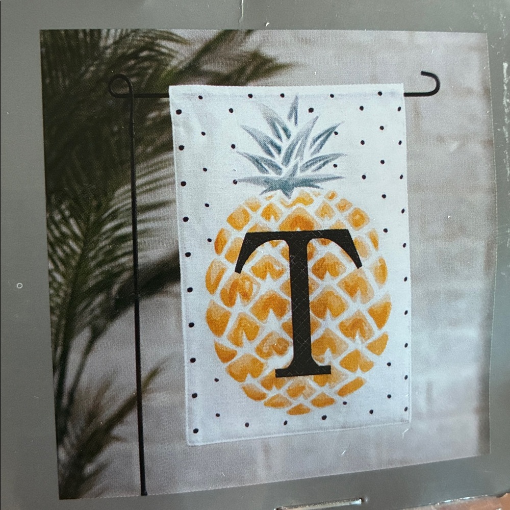 NEW Monogram Garden Flag w/ Pole Holder Stand Black Metal Stake Kirkland’s “T”